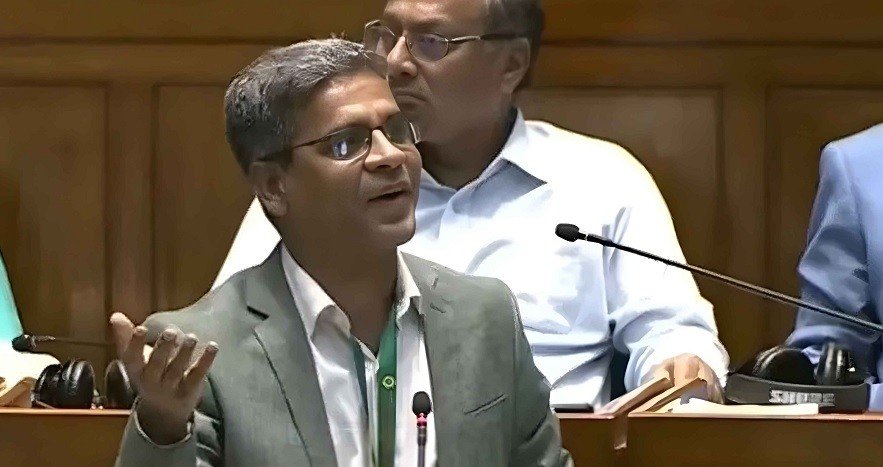 ‘আগে রিকশায় চড়তেন, এখন প্রাডোতে চড়েন, আর জুলাই চেতনা বিক্রি করেন’