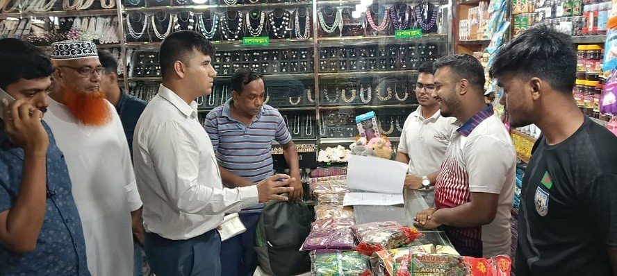কুয়াকাটায় মানহীন চকোলেট ও আচার বিক্রি, ভ্রাম্যমাণ আদালতের অভিযান