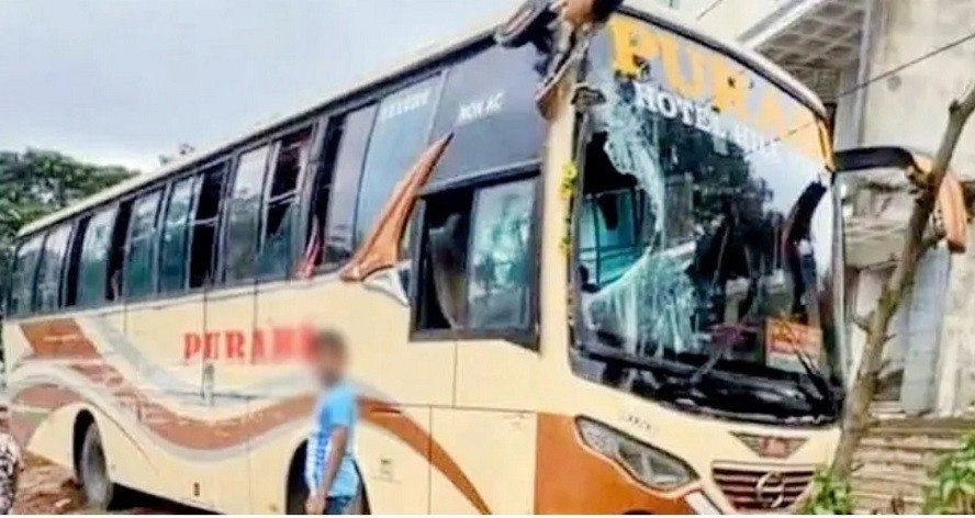 চট্টগ্রামে দুই বাসের সংঘর্ষে প্রাণ গেল কলেজছাত্রীর