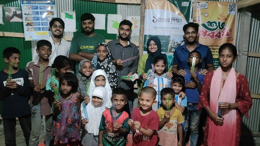 খেলাধুলার সামগ্রী পেয়ে উচ্ছ্বসিত বিদ্যালয়ের সুবিধাবঞ্চিত শিশুরা