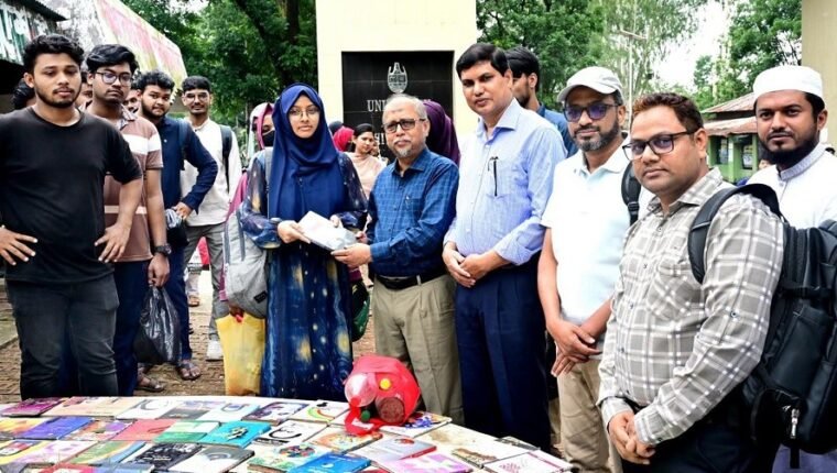 চবিতে প্লাস্টিকের বিনিময়ে বই উপহার কর্মসূচি 