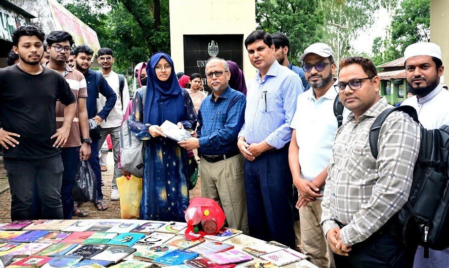 চবিতে প্লাস্টিকের বিনিময়ে বই উপহার কর্মসূচি 
