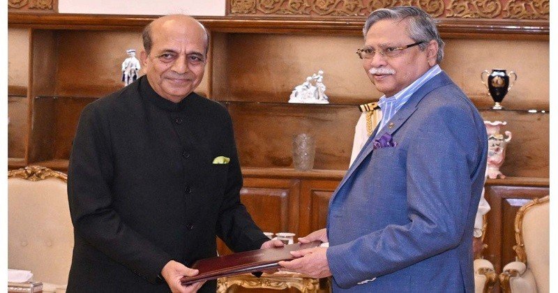 রাষ্ট্রপতির কাছে দীনেশ ত্রিবেদীর পরিচয় পেশ