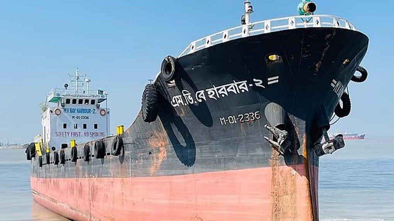 সংঘর্ষে ডুবে গেল পাথরবোঝাই লাইটার জাহাজ, ১২ নাবিক উদ্ধার