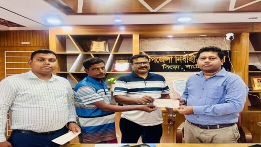 নাটোরে দুর্ঘটনা ও বজ্রপাতে নিহত তিন পরিবারের মাঝে সরকারি অনুদানের চেক বিতরণ