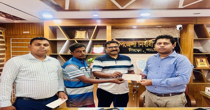 নাটোরে দুর্ঘটনা ও বজ্রপাতে নিহত তিন পরিবারের মাঝে সরকারি অনুদানের চেক বিতরণ