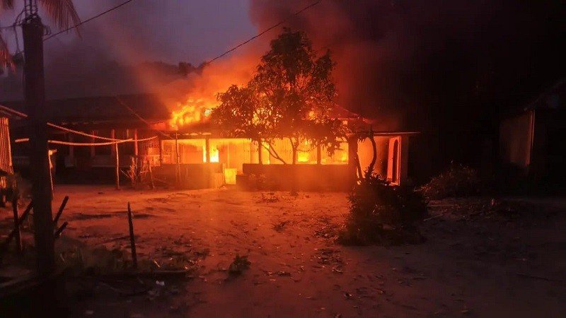 গাইবান্ধায় শিবির নেতা হত্যার ঘটনায় অভিযুক্তের বাড়িতে আগুন