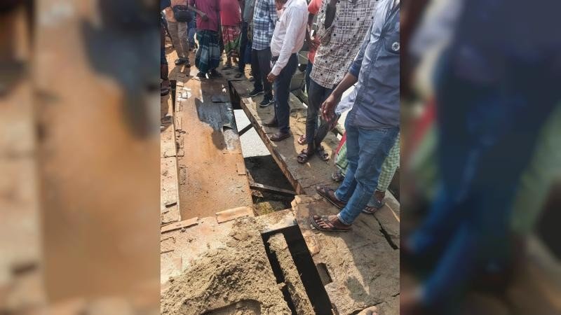 ১৪০ বছরের সোনাহাট সেতুর পাটাতন ভেঙে যান চলাচল বন্ধ, দূর্ভোগ চরমে