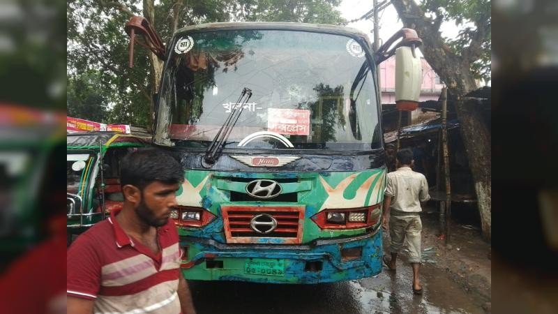 পরীক্ষা দিতে যাওয়ার পথে বাস চাপায় স্কুলছাত্র নিহত, আহত বাবা