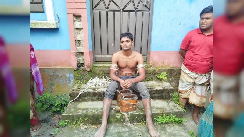 বিদ্যুতের ট্রান্সফরমারে চোরের থাবা, গণধোলাই শেষে পুলিশের হাতে যুবক