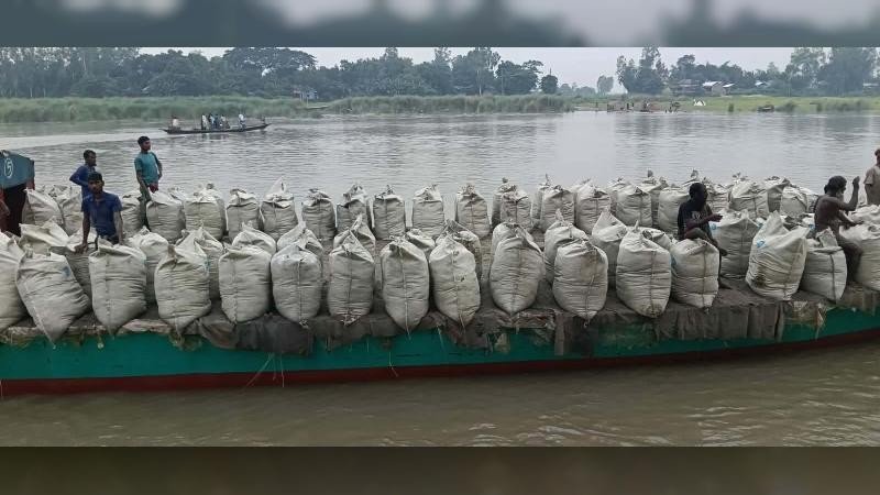 জিও ব্যাগ ফেলায় স্বস্তি নদী পাড়ের মানুষ