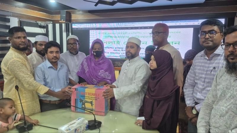 কিশোরগঞ্জে ৩২ প্রশিক্ষণ প্রাপ্ত নারীকে সেলাই মেশিন প্রদান