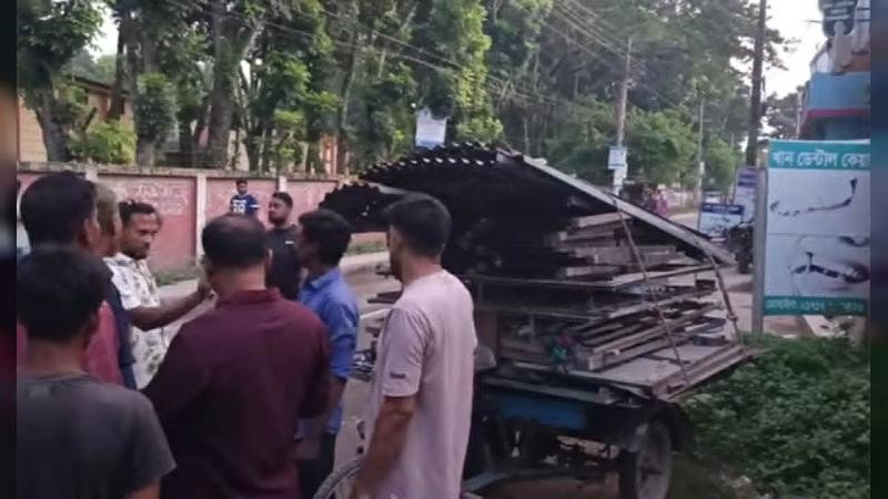 সরিষাবাড়ী হাসপাতালের মালামাল বিক্রির সময় ব্যবসায়ী আটক