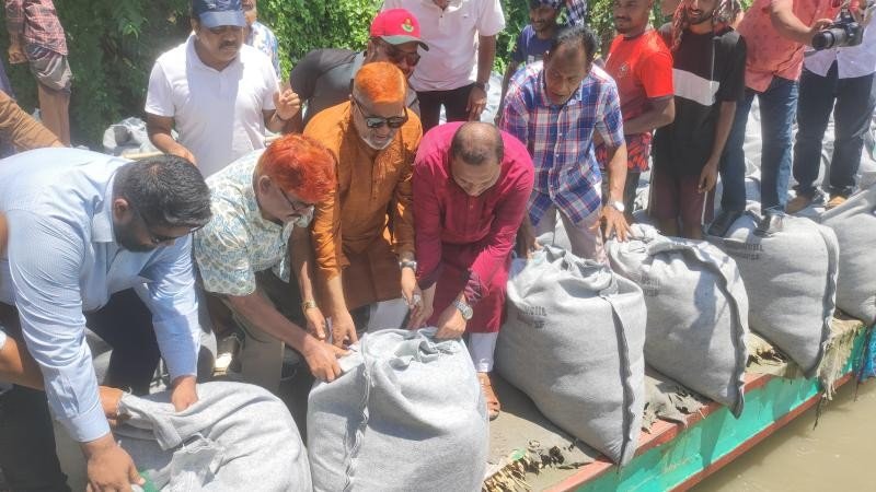 ভাঙ্গন রোধে ফেলা হচ্ছে ৪৫ হাজার জিও ব্যাগ