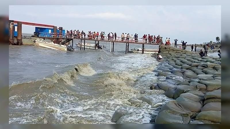 নোয়াখালী দ্বীপ হাতিয়ার সঙ্গে সারা দেশের নৌ চলাচল বন্ধ, ভোগান্তিতে যাত্রীরা