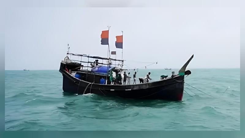 বঙ্গোপসাগরে ৩ দিন ভেসে থাকার পর ১৭ জেলে উদ্ধার