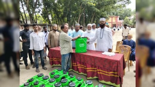 এমপি আজমের উদ্যোগে কৃষকদের মাঝে ৯০টি স্প্রে মেশিন বিতরণ