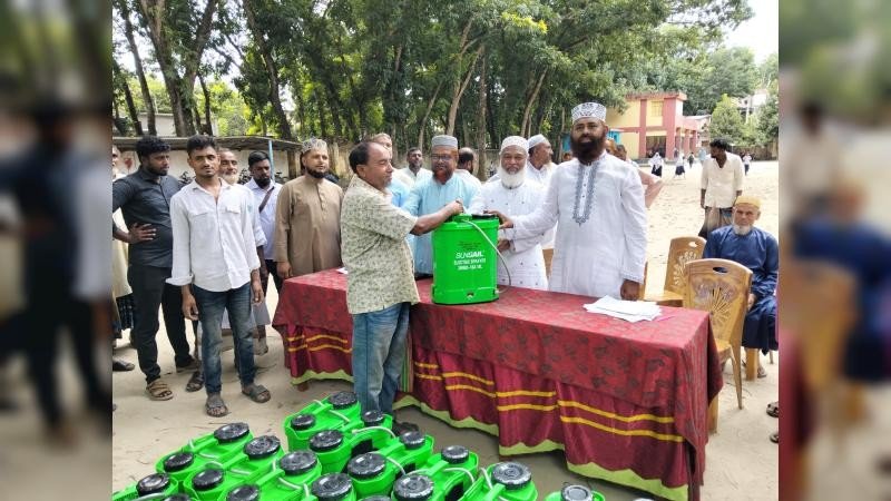 এমপি আজমের উদ্যোগে কৃষকদের মাঝে ৯০টি স্প্রে মেশিন বিতরণ