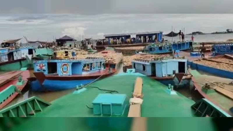 তাহিরপুরে অতিরিক্ত টোল আদায়ের প্রতিবাদে নৌযান ধর্মঘট