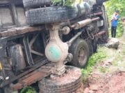 নড়াইলে পাথরবোঝাই ট্রাক ঘরের ওপর উল্টে স্কুলছাত্রী নিহত, আহত ছোট বোন