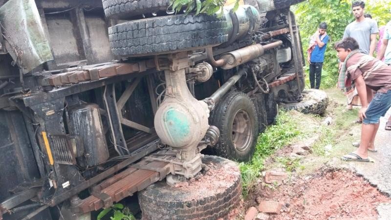 নড়াইলে পাথরবোঝাই ট্রাক ঘরের ওপর উল্টে স্কুলছাত্রী নিহত, আহত ছোট বোন