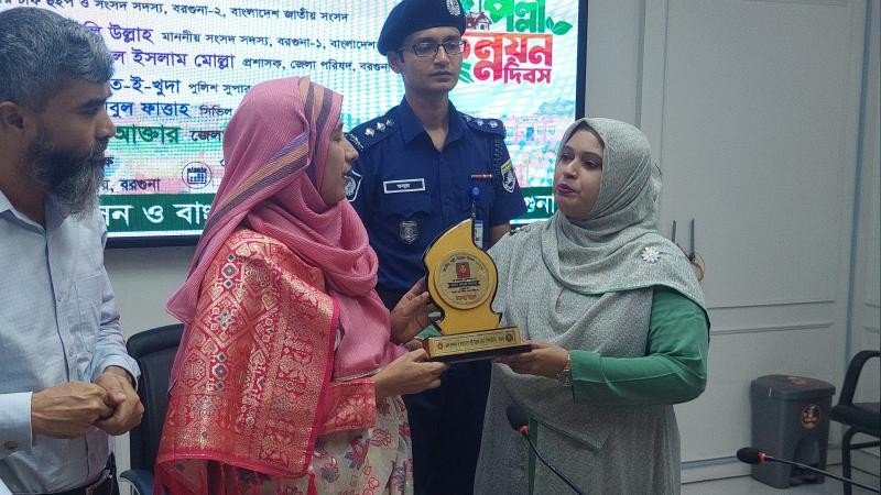 বরগুনায় জাতীয় পল্লী উন্নয়ন দিবস উদযাপন, সফল উদ্যোক্তাদের সম্মাননা ও ঋণ বিতরণ