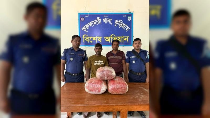 ভ‍্যান চালকের বসার জায়গায় মিললো ১৪ কেজি  গাঁজা, গ্রেফতার ২
