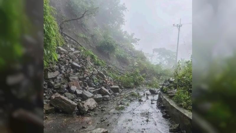 টানা বৃষ্টিতে পাহাড় ধস; বান্দরবানের সাথে থানচির সড়ক যোগাযোগ বন্ধ