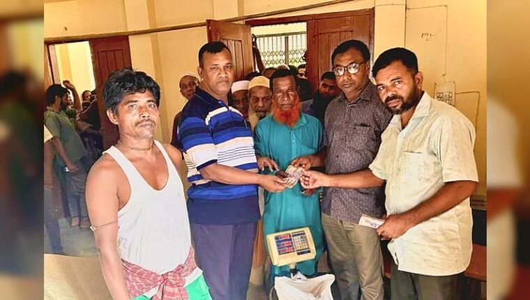 তাহিরপুরে ক্ষতিগ্রস্ত কৃষকদের মাঝে চাল ও নগদ অর্থ বিতরণ