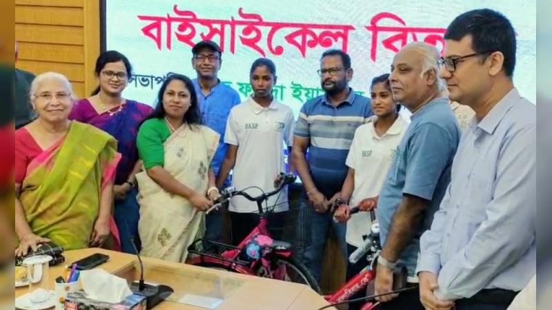 শেরপুরে প্রতিভাবান দুই নারী খেলোয়াড়কে সাইকেল উপহার