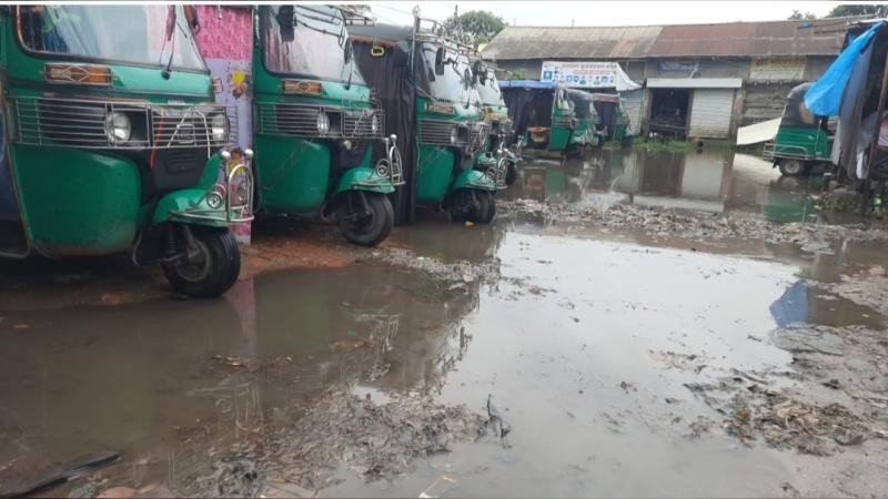 টানা বৃষ্টিতে বিপর্যস্ত বরগুনার জনজীবন