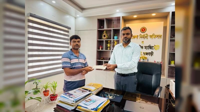 ট্রেনে বিনামূল্যে পানি পান করানো সেই মুন্নুকে সম্মাননা ও আর্থিক সহায়তা