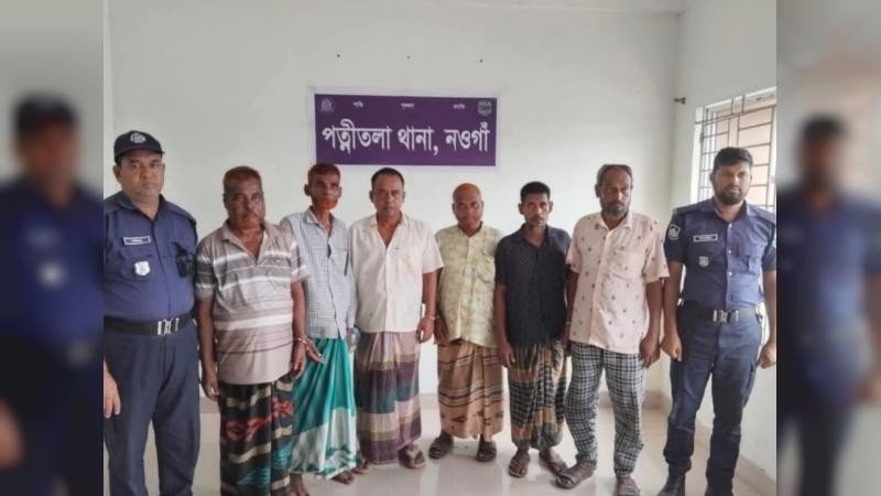 পত্নীতলায় জুয়া খেলার সময় ছয়জন আটক