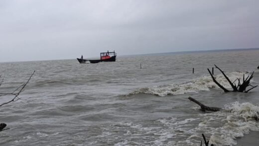 তালতলীতে বৈরী আবহাওয়ায় ২ ট্রলারডুবি, ১৬ জেলে উদ্ধার হলেও নিখোঁজ ২