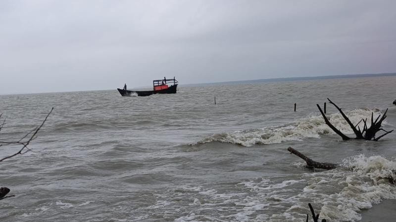 তালতলীতে বৈরী আবহাওয়ায় ২ ট্রলারডুবি, ১৬ জেলে উদ্ধার হলেও নিখোঁজ ২