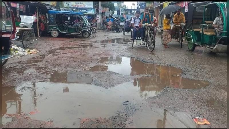 গোপালপুর পুরাতন পৌর চত্বরে খানাখন্দে বেহাল সড়ক, সামান্য বৃষ্টিতেই জলাবদ্ধতা