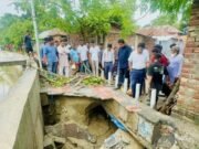 নাটোরে আত্রাই নদীর শহর রক্ষা বাঁধে ধস, পরিদর্শনে ইউএনও-প্রকৌশলী