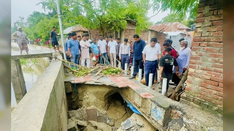 নাটোরে আত্রাই নদীর শহর রক্ষা বাঁধে ধস, পরিদর্শনে ইউএনও-প্রকৌশলী
