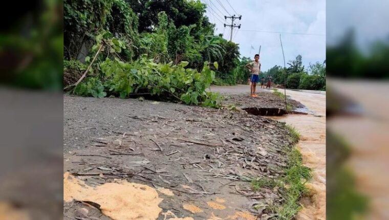 নালিতাবাড়ীতে পাহাড়ি ঢলে ৩০ মিটার সড়ক বিলীন, যান চলাচল বন্ধ