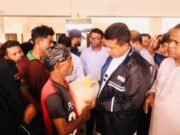 চট্টগ্রামে পানিবন্দীদের পাশে ডিসি: সেনাবাহিনীর উদ্ধার অভিযান শুরু