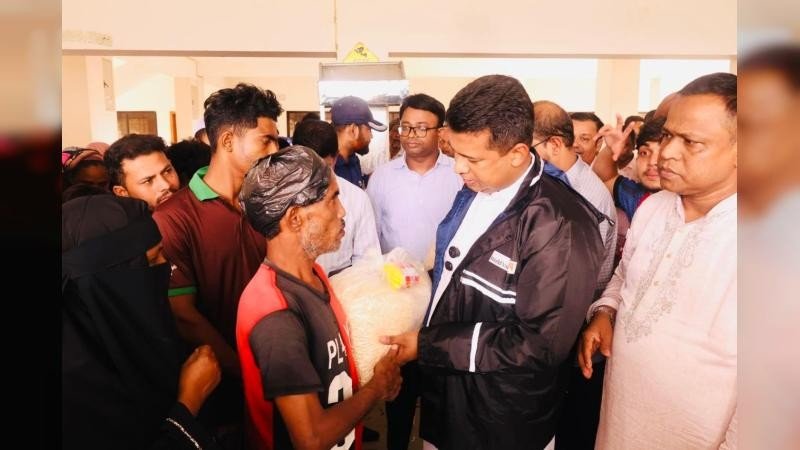 চট্টগ্রামে পানিবন্দীদের পাশে ডিসি: সেনাবাহিনীর উদ্ধার অভিযান শুরু