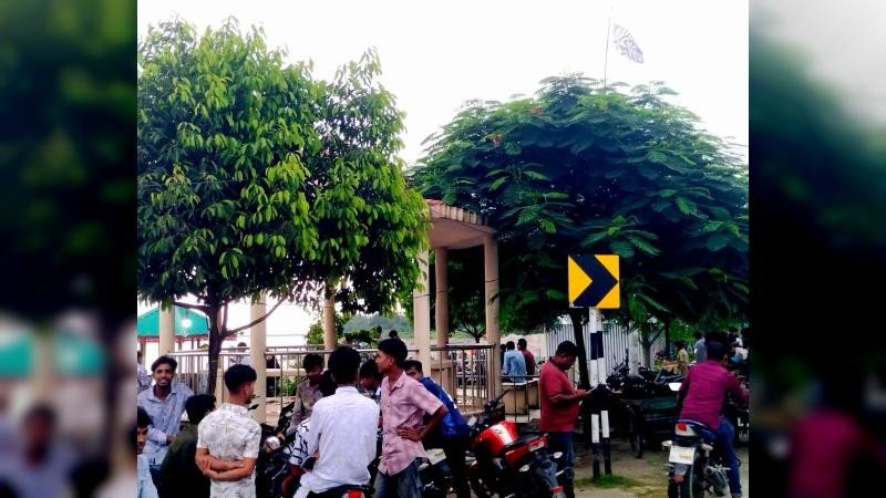 সরিষাবাড়ীতে কালেমা লেখা সাদা পতাকা ঘিরে আলোচনা