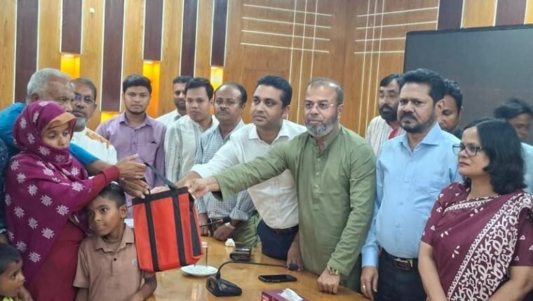 সুন্দরবনে বন বিভাগের গুলিতে নিহত আমিনুরের পরিবার পেল ৫ লাখ টাকা