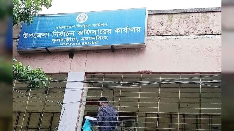 ফুলবাড়িয়া নির্বাচন অফিসে: টাকা দিলেই সেবা মিলে