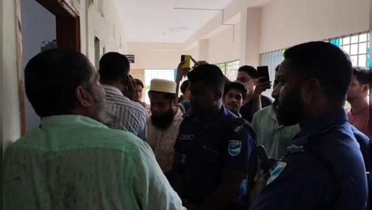 শরীয়তপুরে শিক্ষা কর্মকর্তাকে কুড়াল দিয়ে কোপানোর অভিযোগে প্রধান শিক্ষক আটক