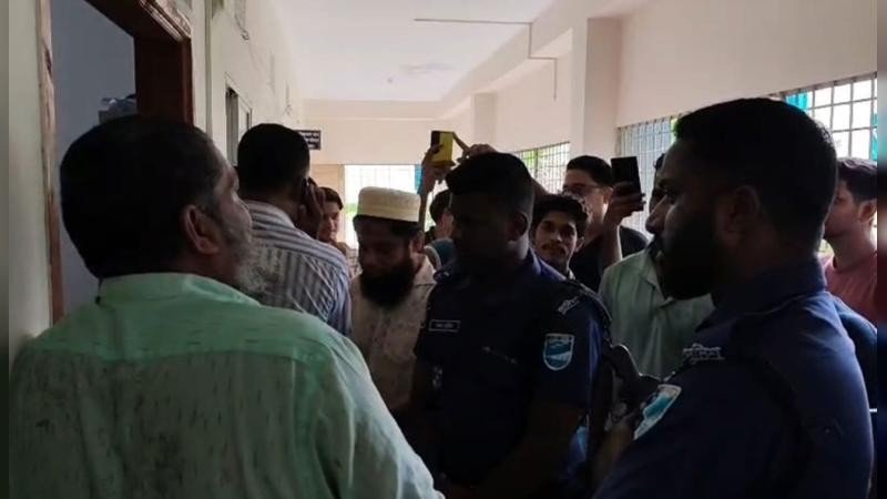 শরীয়তপুরে শিক্ষা কর্মকর্তাকে কুড়াল দিয়ে কোপানোর অভিযোগে প্রধান শিক্ষক আটক