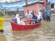কুমিল্লায় জলাবদ্ধতা: নৌকায় চড়ে কেন্দ্রে এইচএসসি পরীক্ষার্থীরা