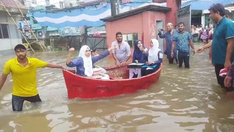 কুমিল্লায় জলাবদ্ধতা: নৌকায় চড়ে কেন্দ্রে এইচএসসি পরীক্ষার্থীরা