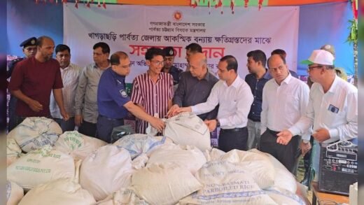 খাগড়াছড়ির বন্যাদুর্গত এলাকায় পার্বত্য সচিব; ত্রাণ বিতরণের পাশাপাশি দ্রুত পুনর্বাসনের নির্দেশ