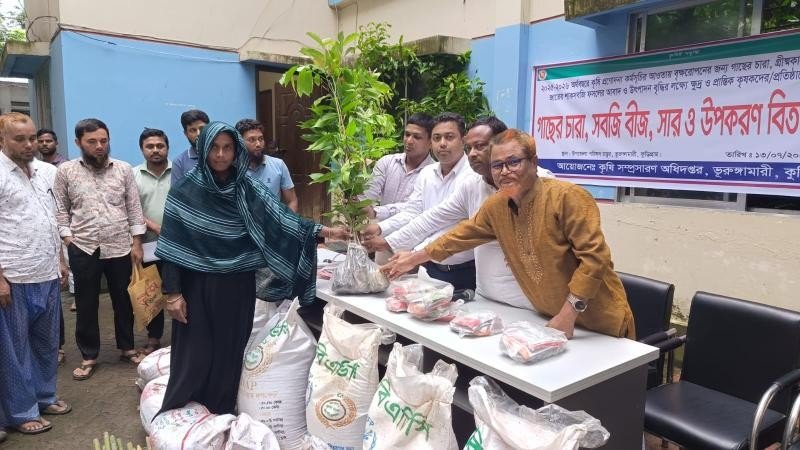 ভূরুঙ্গামারীতে বিনামূল্যে কৃষি উপকরণ পেলেন ১৪১০ কৃষক 